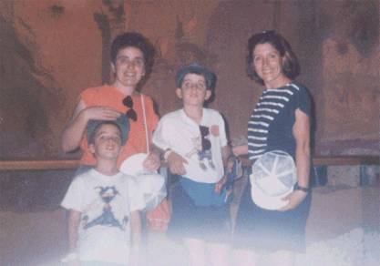 María José con su hermana y sus sobrinos