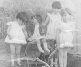 María José con sus hermanas en 1962